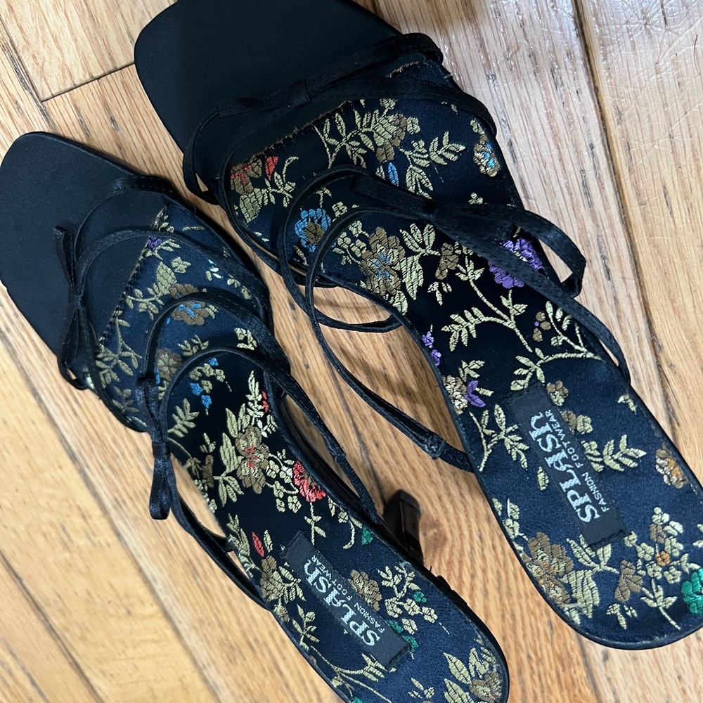 NWOB Splash Black and Gold Embroidered Women's Sandals 7 1/2 7.5